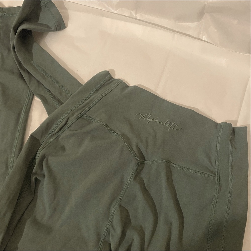 Alphalete Pulse kinetic leggings (luxury green)